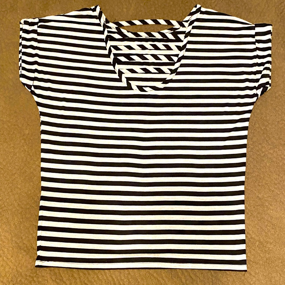 Women’s LEI size Medium short sleeve top